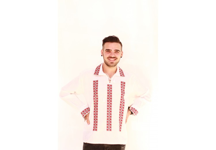 Ie bărbat cu model geometric roșu pe 3 rânduri
